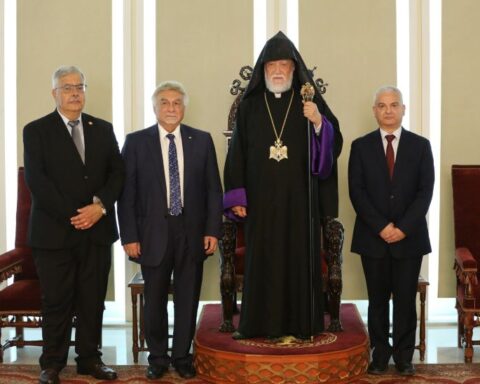 Երեք կուսակցութեանց վերին մարմիններու ներկայացուցիչները շնորհաւորեցին Արամ Ա. Կաթողիկոսին գահակալութեան 27-ամեակը