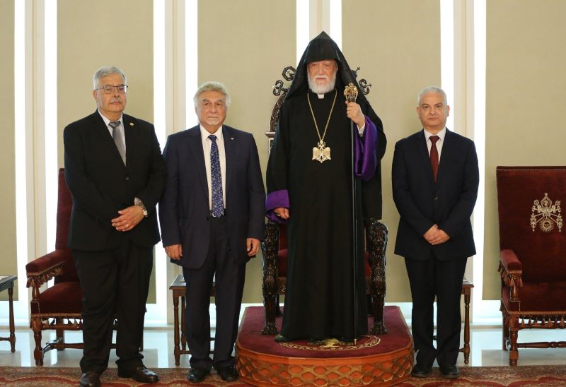 Երեք կուսակցութեանց վերին մարմիններու ներկայացուցիչները շնորհաւորեցին Արամ Ա. Կաթողիկոսին գահակալութեան 27-ամեակը