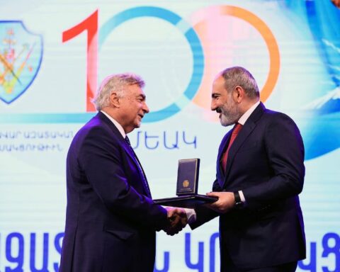 Վարչապետ Փաշինեան Երախտագիտութեան մետալով պարգեւատրեց ՌԱԿ Ատենապետ Ընկ. Մայք Խարապեանը