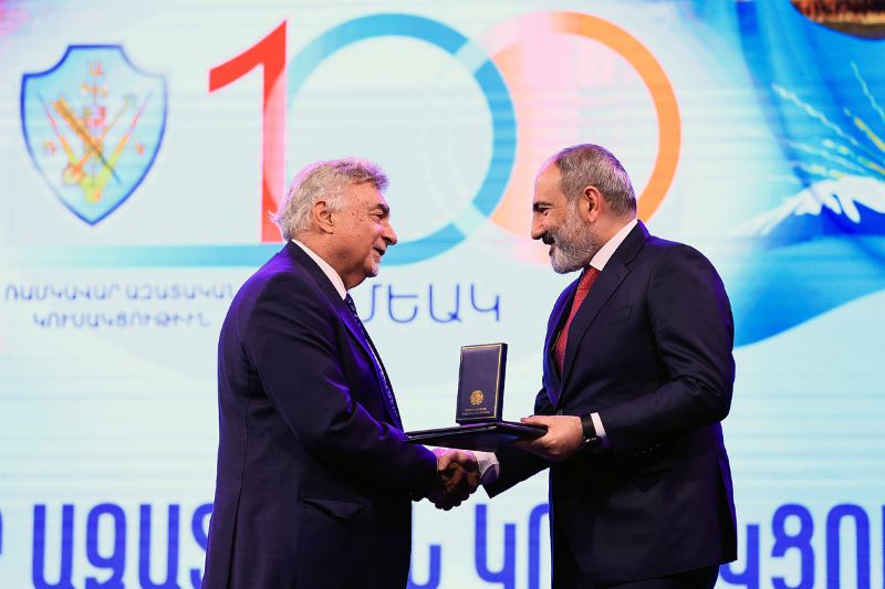 Վարչապետ Փաշինեան Երախտագիտութեան մետալով պարգեւատրեց ՌԱԿ Ատենապետ Ընկ. Մայք Խարապեանը