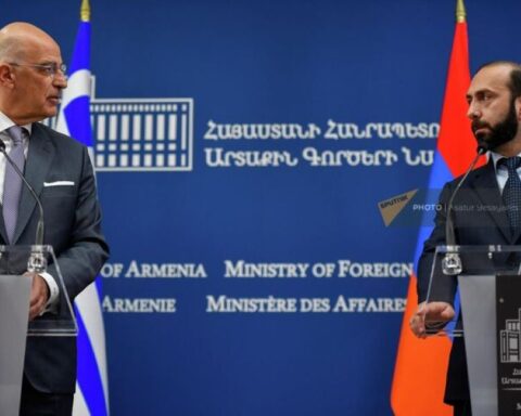 Կ'ողջունենք Փաշինեանի խիզախութիւնը. Յունաստանի ԱԳ նախարար
