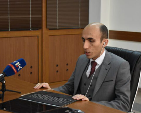 Արտակ Բեգլարեան նստացոյց սկսած է Երեւանի մէջ ՄԱԿ-ի գրասենեակի առջեւ