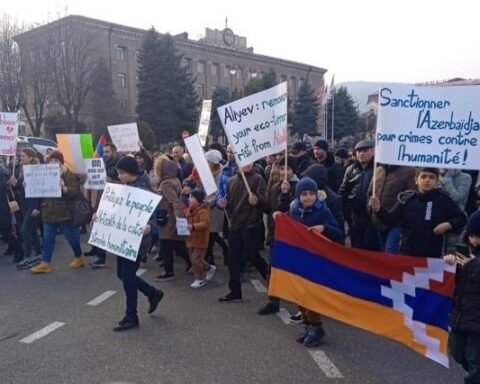 Խումբ մը արցախցիներ դէպի ռուս խաղաղապահներու անցակէտ ուղղուած են