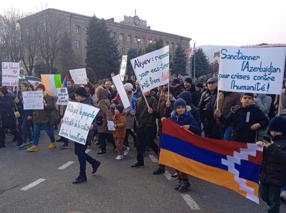 Խումբ մը արցախցիներ դէպի ռուս խաղաղապահներու անցակէտ ուղղուած են