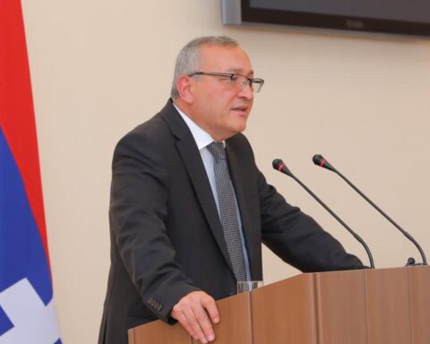 100 Օրէ, որ աշխարհը լուռ կերպով կը հետեւի փոքր Արցախի շուրջ գոյացող զարգացումներուն. Արթուր Թովմասեան